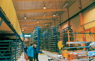 az EnergoInfra Industry nagy belmagasságú csarnokban